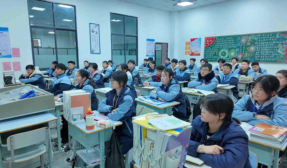认真学习的同学们